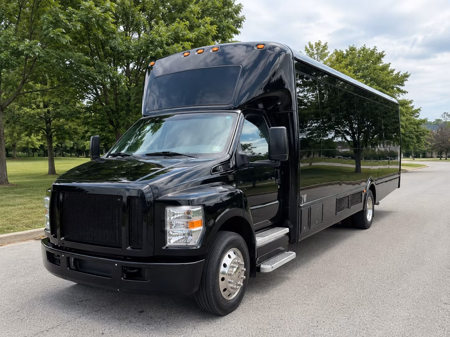 Omaha Birthday, Sweet 16, & Quinceañera Transportation party bus exterior