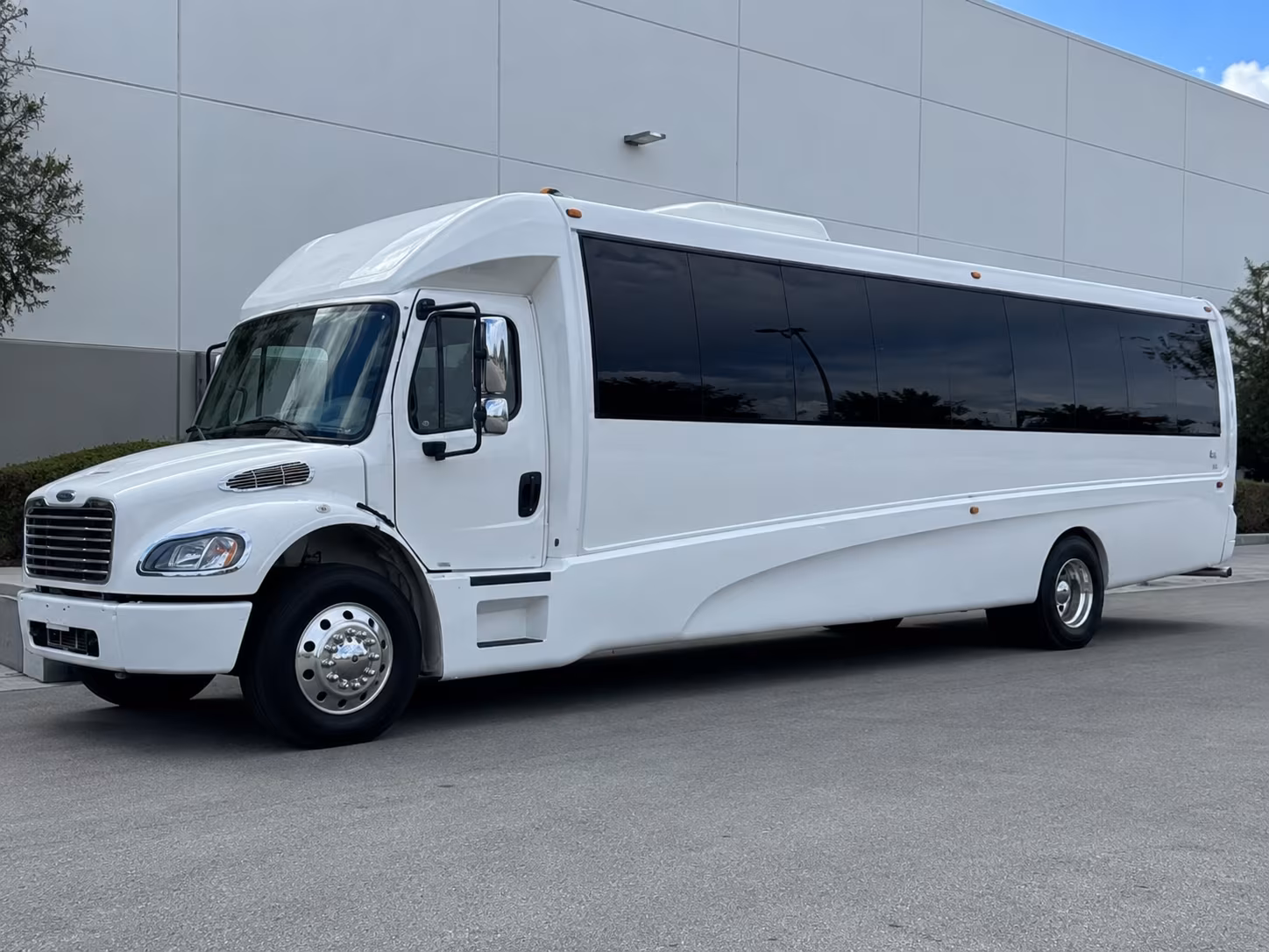 Omaha Birthday, Sweet 16, & Quinceañera Transportation party bus exterior